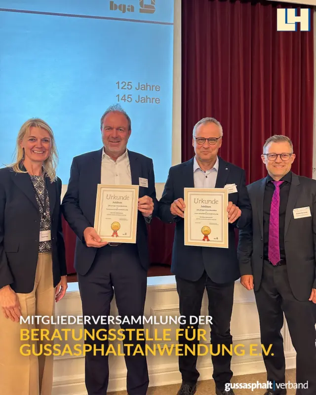 Rückblick auf die bga-Mitgliederversammlung auf Usedom 🌊

Am 16. Mai war es wieder so weit: Die Mitgliederversammlung der bga – Beratungsstelle für Gussasphaltanwendung e.V. fand auf Usedom statt – mit dabei auch Linnhoff & Henne, vertreten durch Geschäftsführer Hennig Stahl und Vertriebsmitarbeiter Dennis Gorkowski.

Der offizielle Teil in der eleganten Villa Esplanada bot Raum für Ehrungen, Vorstandswahlen und aktuelle Brancheninfos. Darüber hinaus blieb wie immer genug Zeit für den Austausch unter Kolleginnen und Kollegen – in entspannter Atmosphäre direkt an der Ostsee.

Ein besonderes Highlight für uns: Linnhoff & Henne wurde für über 145 Jahre Unternehmensgeschichte ausgezeichnet. Eine schöne Anerkennung für viele Jahrzehnte voller Erfahrung, Innovation und Leidenschaft im Bereich Gussasphalt.

Fotos: @madeitstudio.de 

#linnhoffhenne #bgaev #gussasphalt #mitgliederversammlung #usedom #netzwerken #baubranche #traditiontrifftzukunft #seit145jahren